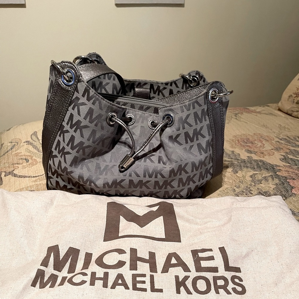 New Mk grey and silver purse with bag. I got it for gift but never carried it.